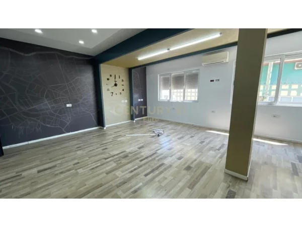 Tirane, jepet me qera zyre Kati 4, 100 m² 1.450 € (Sheshi Willson)