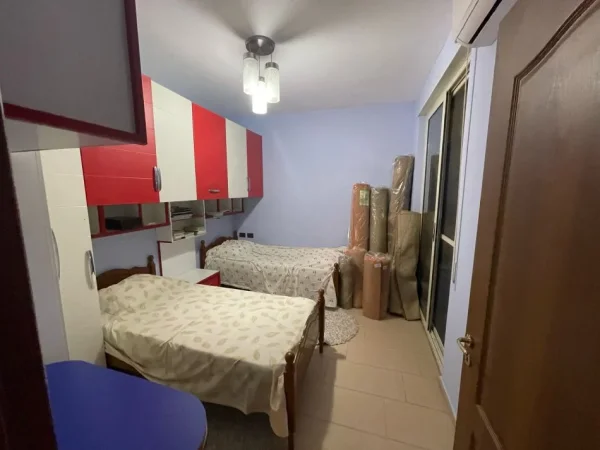Tirane, jepet me qera apartament 3+1+Ballkon Kati 5, 120 m² 700 € (Rruga Zonja Çurre)