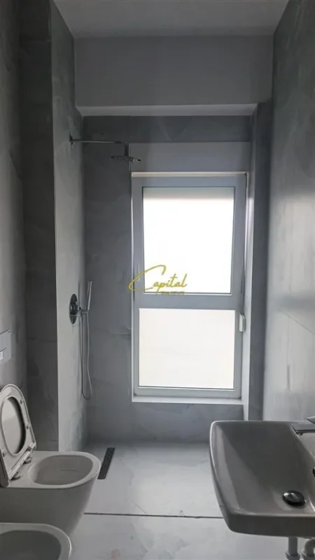 Tirane, jepet me qera apartament 1+1 Kati 4, 57 m² 500 € (ALI DEMI)