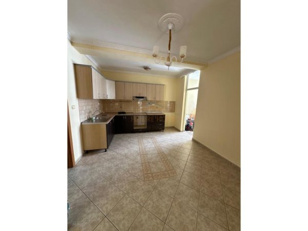 Tirane, shitet apartament 2+1 Kati 3, 121 m² 270.000 € (Komuna e Parisit)