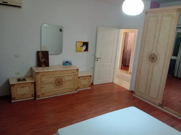 Tirane, jepet me qera apartament 2+1 Kati 3, 117 m² 600 € 