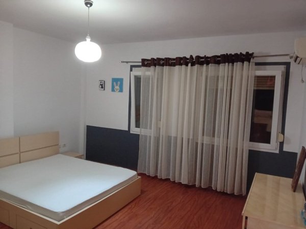 Tirane, jepet me qera apartament 2+1 Kati 3, 117 m² 600 € 