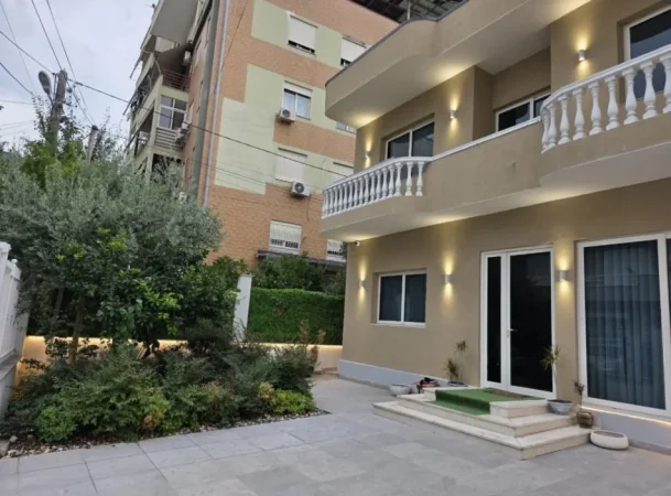 Tirane, jepet me qera ambjent biznesi , 200 m² 2.500 € 