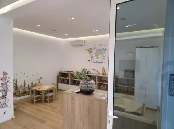 Tirane, jepet me qera ambjent biznesi , 200 m² 2.500 € 