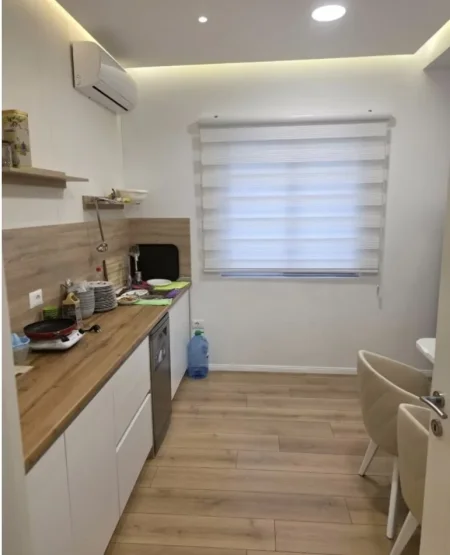 Tirane, jepet me qera ambjent biznesi , 200 m² 2.500 € 