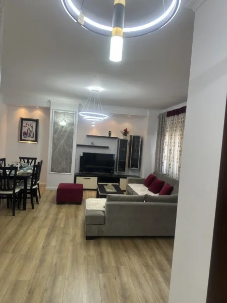 Tirane, shitet apartament 2+1+Ballkon Kati 4, 101 m² 145.000 € (KOMBINAT)