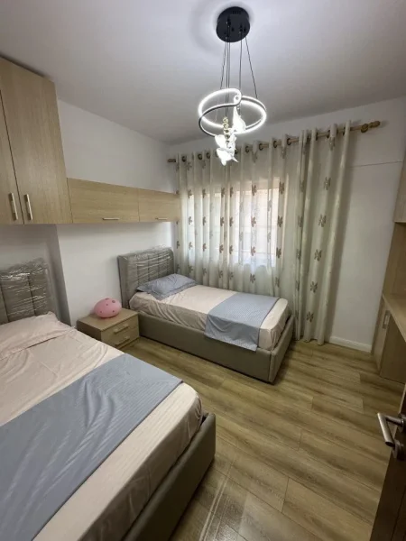 Tirane, shitet apartament 2+1+Ballkon Kati 4, 101 m² 145.000 € (KOMBINAT)