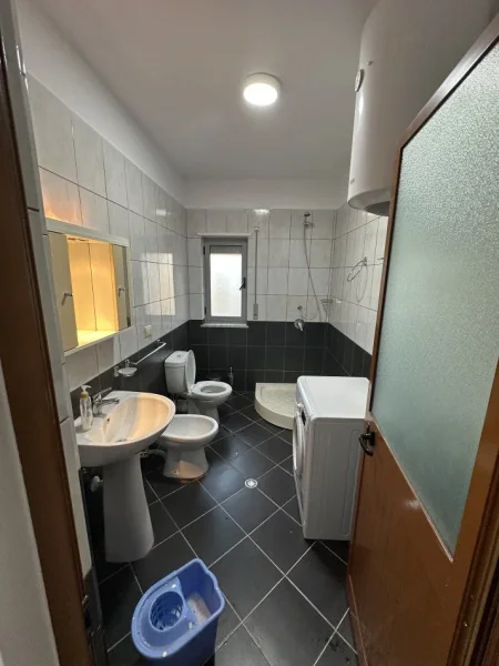 Tirane, shitet apartament 2+1+Ballkon Kati 4, 101 m² 145.000 € (KOMBINAT)