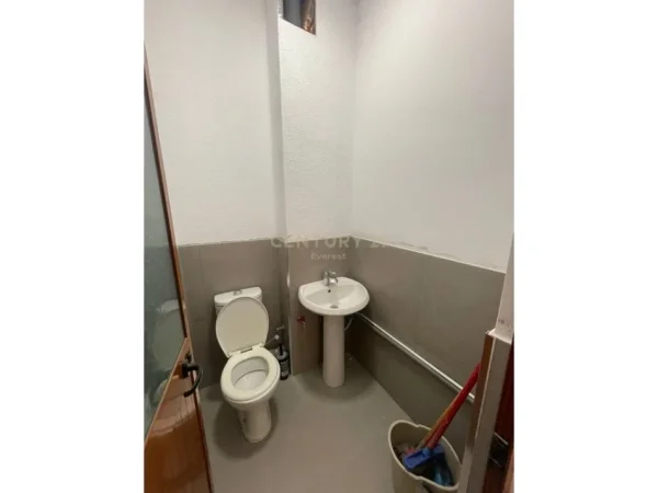 Tirane, jepet me qera zyre Kati 1, 250 m² 1.300 € (RR. DRITAN HOXHA)