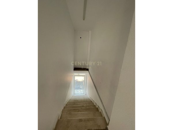 Tirane, jepet me qera zyre Kati 1, 250 m² 1.300 € (RR. DRITAN HOXHA)