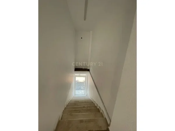 Tirane, jepet me qera zyre Kati 1, 250 m² 1.300 € (RR. DRITAN HOXHA)
