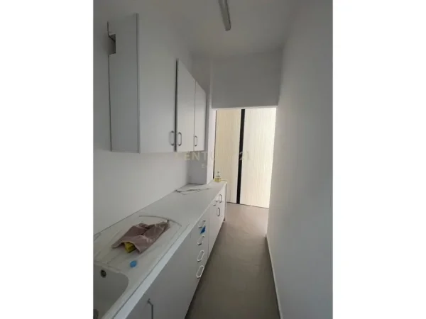 Tirane, jepet me qera zyre Kati 1, 250 m² 1.300 € (RR. DRITAN HOXHA)