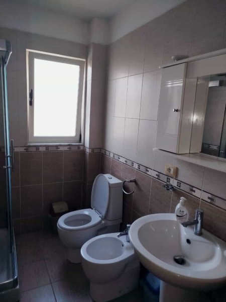 Tirane, jepet me qera apartament 2+1 Kati 5, 86 m² 45000 leke te reja  (rruga sitki cico)