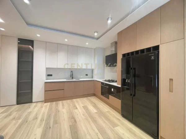 Tirane, jepet me qera apartament 2+1 Kati 2, 110 m² 750 € (KINOSTUDIO)