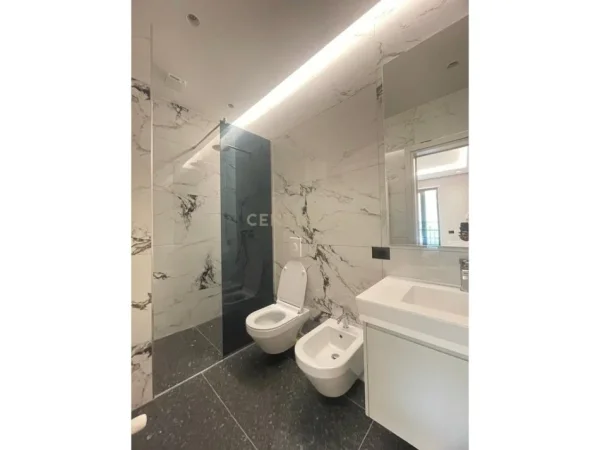 Tirane, jepet me qera apartament 2+1 Kati 2, 110 m² 750 € (KINOSTUDIO)