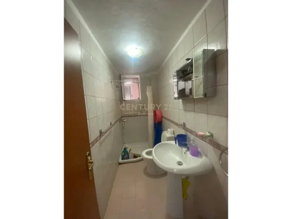 Tirane, jepet me qera apartament 2+1 Kati 3, 70 m² 550 € (RRUGA E BARIKADAVE)