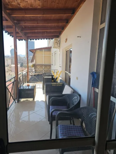 Tirane, jepet me qera apartament 2+1+Ballkon Kati 9, 111 m² 650 € (RRUGA E BARRIKADAVE)