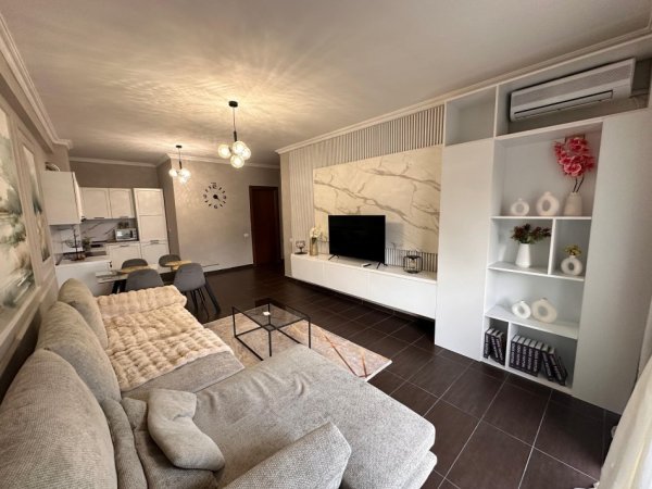 Tirane, jepet me qera apartament 2+1 Kati 7, 1.000 € 