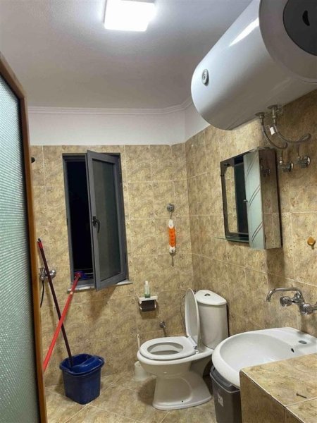 Tirane, jepet me qera apartament 1+1 Kati 5, 60 m² 480 € (rruga e dibres)