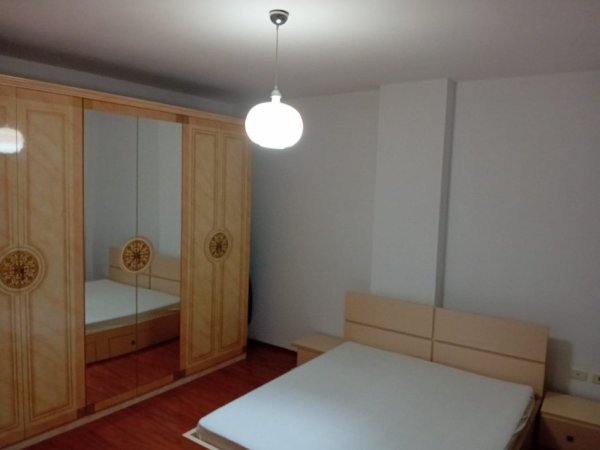 Tirane, jepet me qera apartament 2+1 Kati 3, 120 m² 600 € (komuna e parisit)