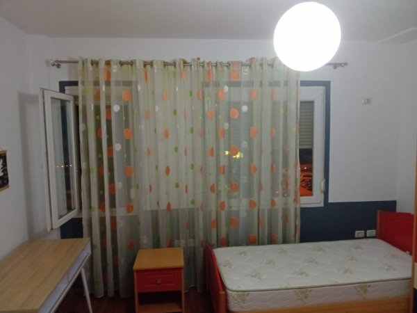 Tirane, jepet me qera apartament 2+1 Kati 3, 120 m² 600 € (komuna e parisit)