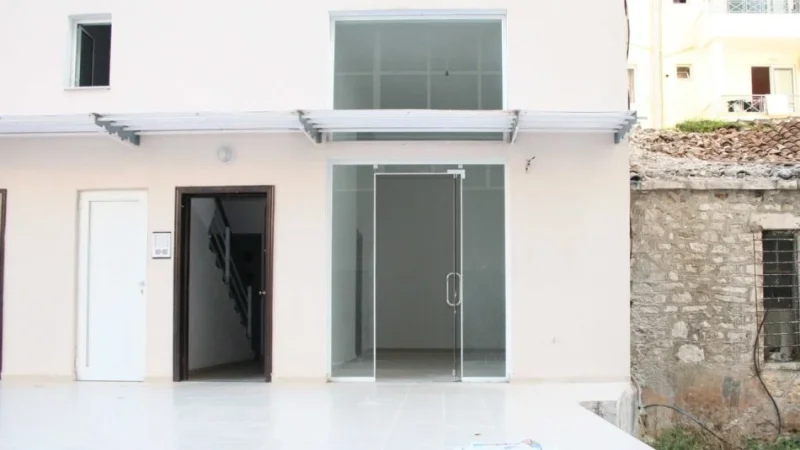 Sarande, jap me qera dyqan Kati 0, 35 m² 250 € (V2F4+H89, Sarandë)