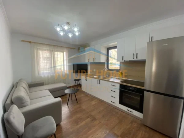 Tirane, jepet me qera apartament 2+1+Ballkon Kati 2, 120 m² 600 € 