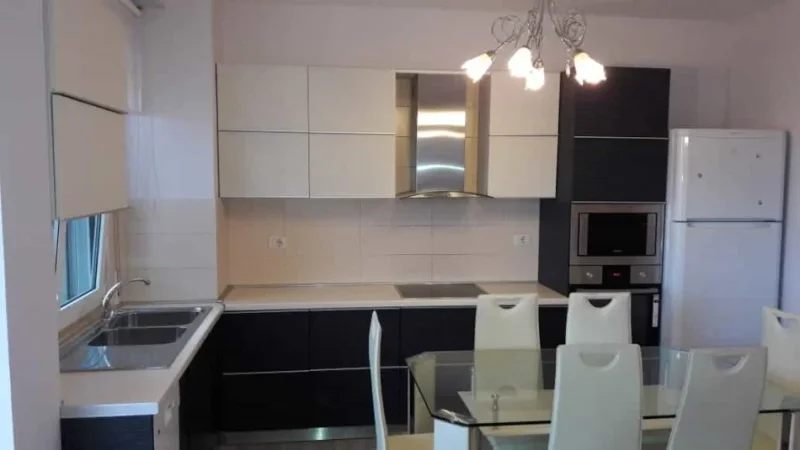 Tirane, jepet me qera apartament 2+1 Kati 5, 105 m² 650 € (liqeni i thate)