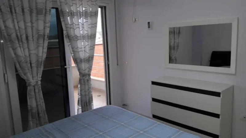 Tirane, jepet me qera apartament 2+1 Kati 5, 105 m² 650 € (liqeni i thate)