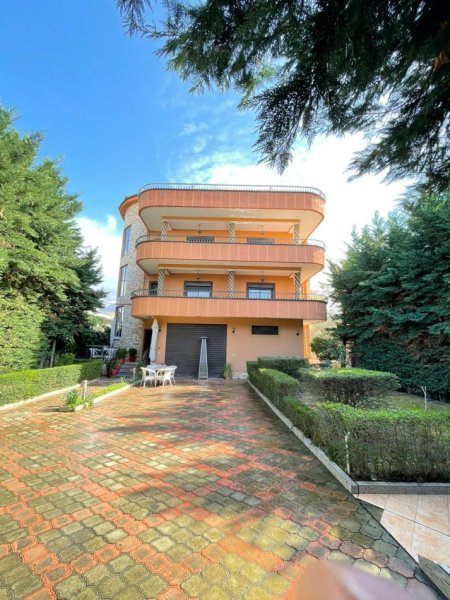 Tirane, shitet Vile Kati 4, 840 m² (Rruga 5 Maji)