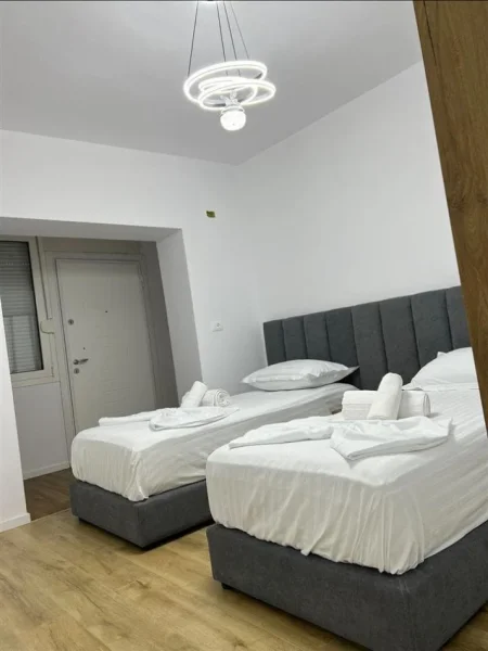 Tirane, jepet me qera apartament 2+1 Kati 1, 83 m² 700 € (21 dhjetori)