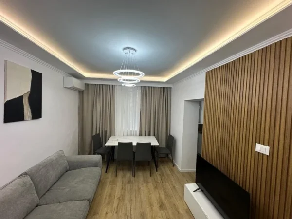 Tirane, jepet me qera apartament 2+1 Kati 1, 83 m² 700 € (21 dhjetori)
