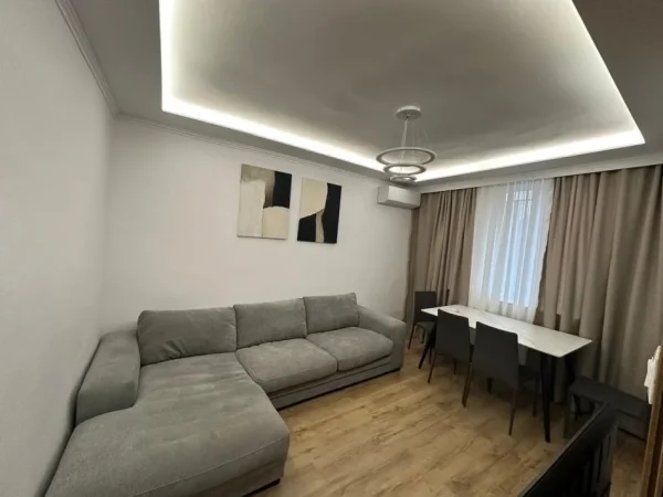 Tirane, jepet me qera apartament 2+1 Kati 1, 83 m² 700 € (21 dhjetori)