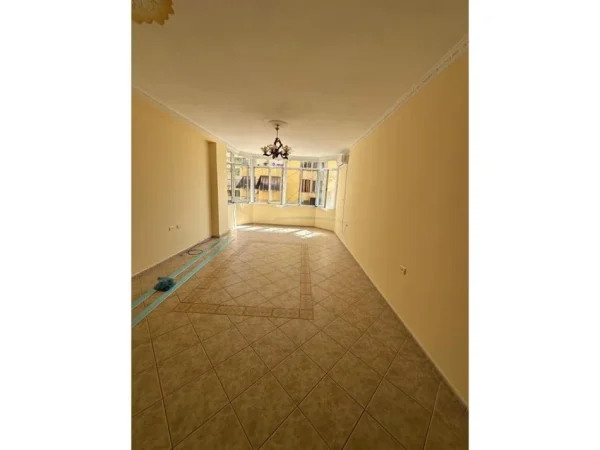 Tirane, shitet apartament 2+1+Ballkon Kati 3, 121 m² 270.000 € (Komuna e Parisit)