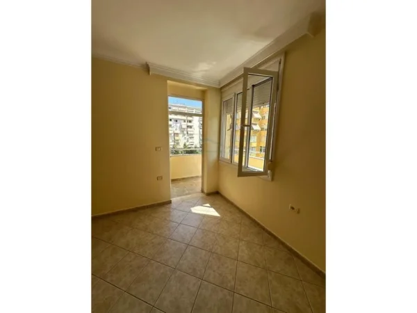 Tirane, shitet apartament 2+1+Ballkon Kati 3, 121 m² 270.000 € (Komuna e Parisit)