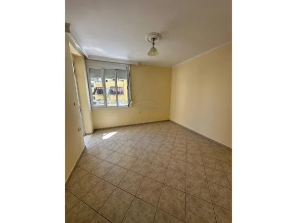 Tirane, shitet apartament 2+1+Ballkon Kati 3, 121 m² 270.000 € (Komuna e Parisit)