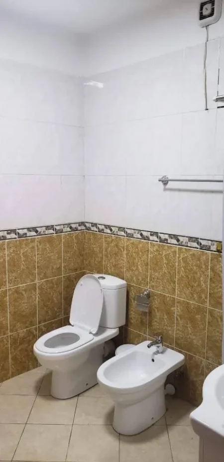 Tirane, jepet me qera apartament 1+1+Ballkon Kati 10, 65 m² 550 € (tek Ish-Ekspozita)