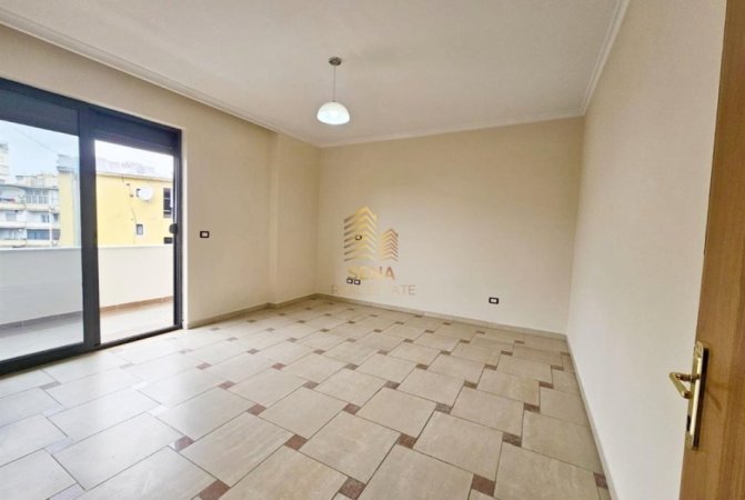 Tirane, jepet me qera ambjent biznesi Kati 4, 132 m² 1.000 € (Rruga Kajo Karafili)
