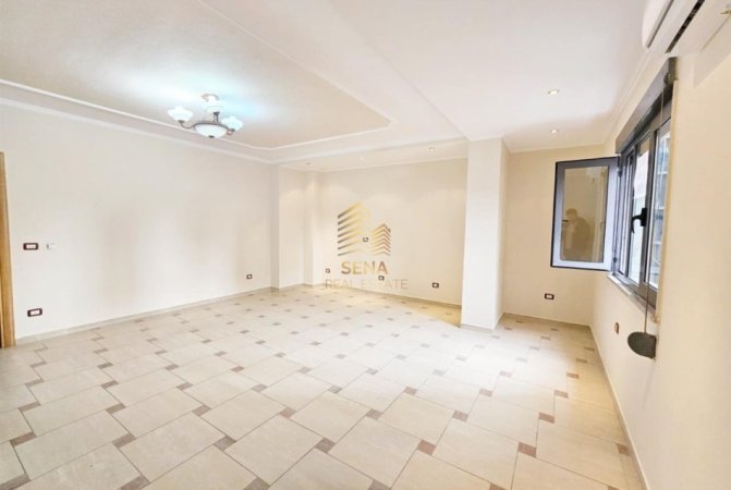 Tirane, jepet me qera ambjent biznesi Kati 4, 132 m² 1.000 € (Rruga Kajo Karafili)