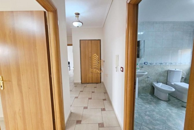 Tirane, jepet me qera ambjent biznesi Kati 4, 132 m² 1.000 € (Rruga Kajo Karafili)