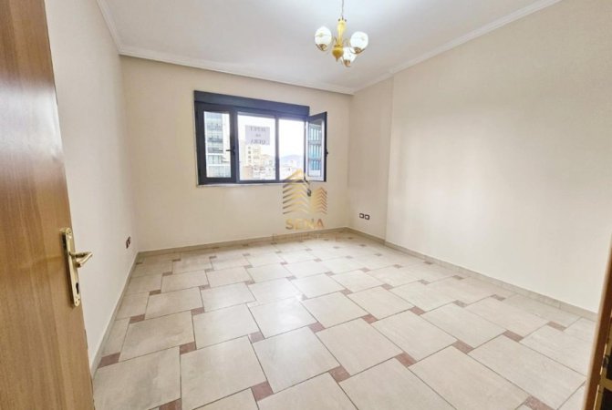Tirane, jepet me qera ambjent biznesi Kati 4, 132 m² 1.000 € (Rruga Kajo Karafili)