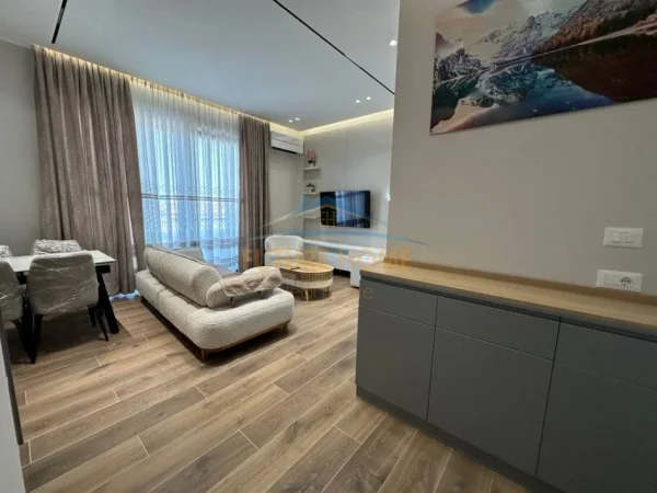 Tirane, jepet me qera apartament 2+1+ Verande + Parking Kati 8, 117 m² 1.500 € (Kompleksi Delijorgji)