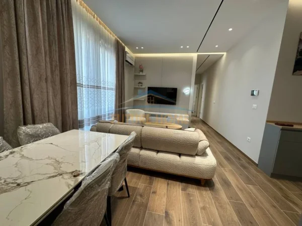 Tirane, jepet me qera apartament 2+1+ Verande + Parking Kati 8, 117 m² 1.500 € (Kompleksi Delijorgji)