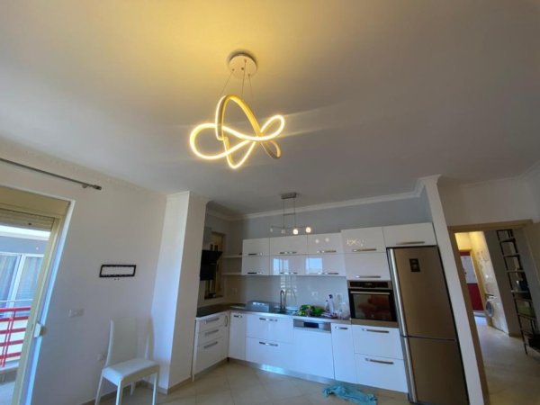 Tirane, jepet me qera apartament 2+1+Ballkon Kati 4, 110 m² 1.000 € 