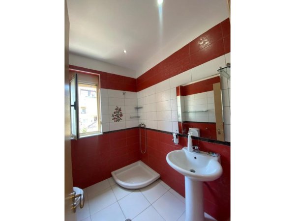 Tirane, jepet me qera apartament 2+1+Ballkon Kati 4, 110 m² 1.000 € 