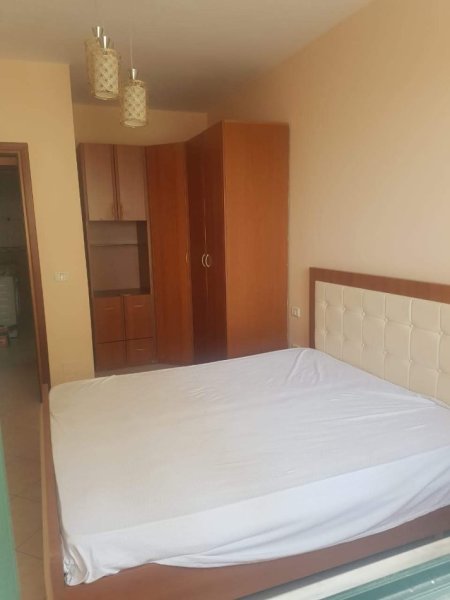 Tirane, jepet me qera apartament 1+1+Ballkon Kati 10, 65 m² 550 € (ish ekspozita)