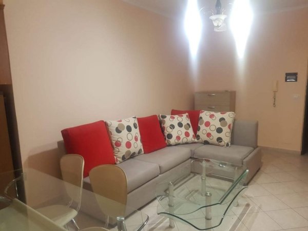 Tirane, jepet me qera apartament 1+1+Ballkon Kati 10, 65 m² 550 € (ish ekspozita)