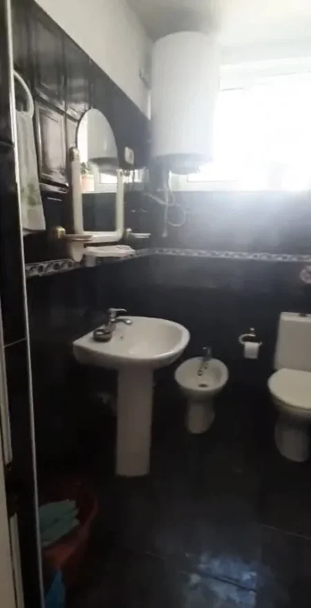 Tirane, jepet me qera apartament 1+1 Kati 1, 50 m² 400 € (Pediatria , Qsut)