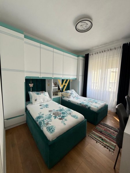 Tirane, shitet apartament 2+1+Ballkon Kati 2, 123 m² 240.000 € (XHAMIA, KOPSHTI BOTANIK)