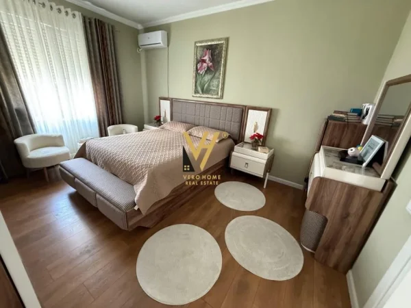 Tirane, shitet apartament 2+1+Ballkon Kati 2, 123 m² 300.000 € (XHAMIA, KOPSHTI BOTANIK)
